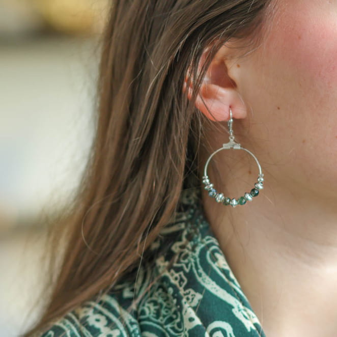 Boucles Tribu argentées, perles vertes, esprit ethnique et naturel