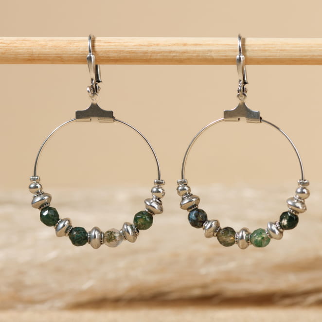 Boucles d’oreilles Tribu vert et argent, grandes créoles ornées de perles – style bohème artisanal