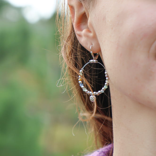 Boucles d’oreilles Trieste argentées, perles multicolores, touche fantaisie et estivale