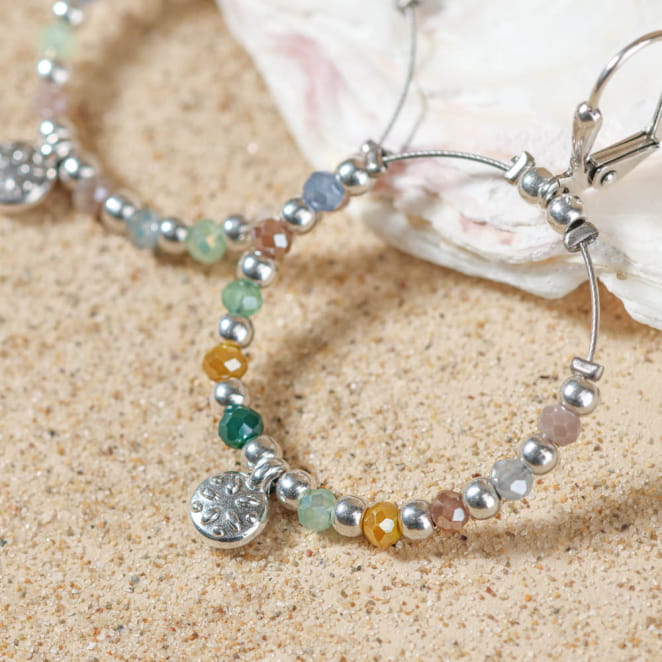 Boucles Trieste argentées avec perles multicolores pastel, accrochées à une coupelle – fabrication artisanale en France