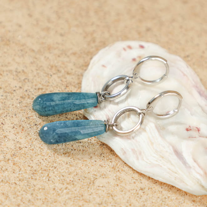 Boucles Tunis bleu ciel posées sur coquillage, monture argentée – création fait main Origine France Garantie
