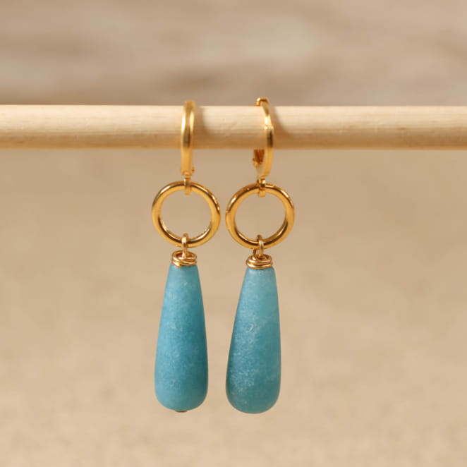 Boucles d'oreilles Tunis Retour de Plage en métal doré à l'or fin 4 carats, ornées de perles en quartz bleu ciel taillées en goutte – bijou artisanal fabriqué en France
