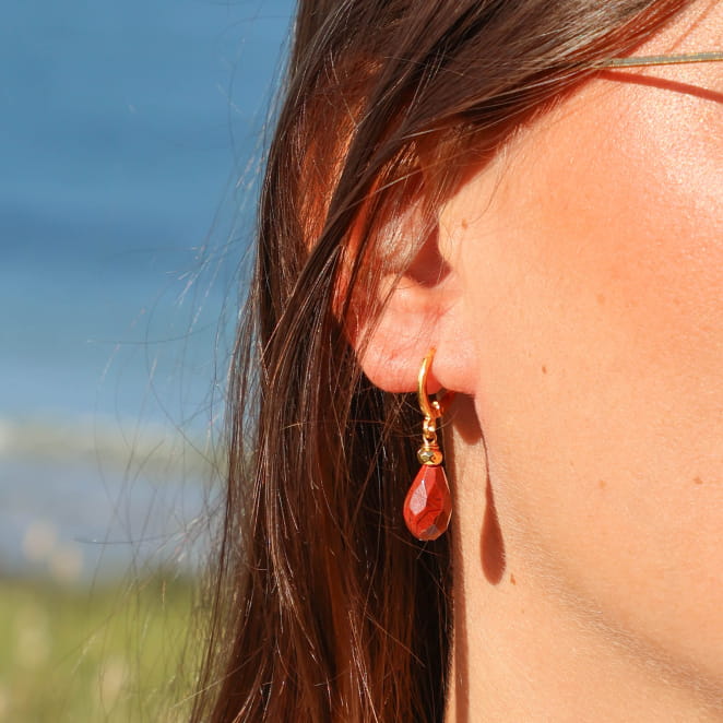 Boucles d’oreilles Tunisie doré à l’or fin et perles terracotta, fabrication française artisanale.