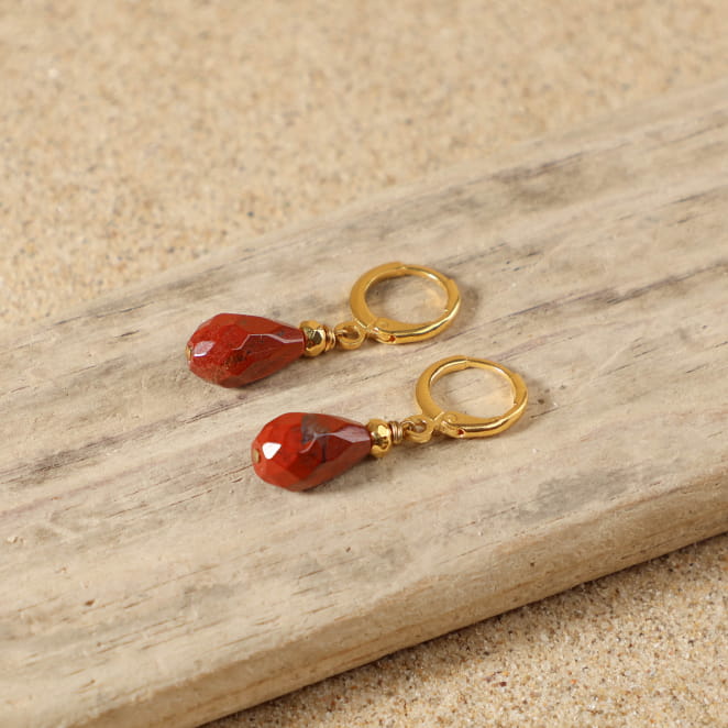 Boucles Tunisie dorées à l’or fin et perles terracotta, bijou artisanal français aux accents chaleureux.