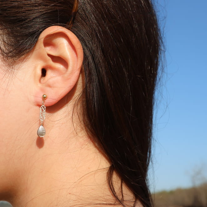 Boucles d’oreilles Turini dorées et grises portées, bijou fait main Origine France Garantie