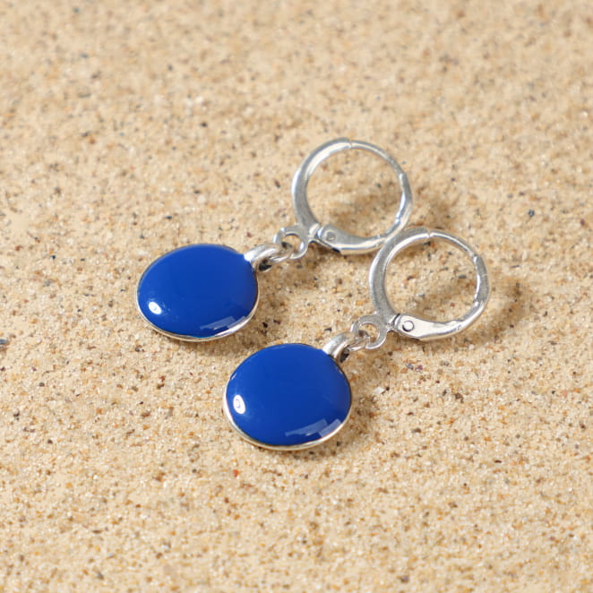 Boucles d'oreilles Vartan Retour de Plage en métal plaqué argent 999, avec pendentif rond en résine bleu marine – bijou artisanal fabriqué en France