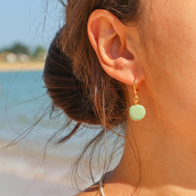 Boucles d’oreilles Vartan doré à l’or fin et perles vert amande, bijou artisanal français élégant.