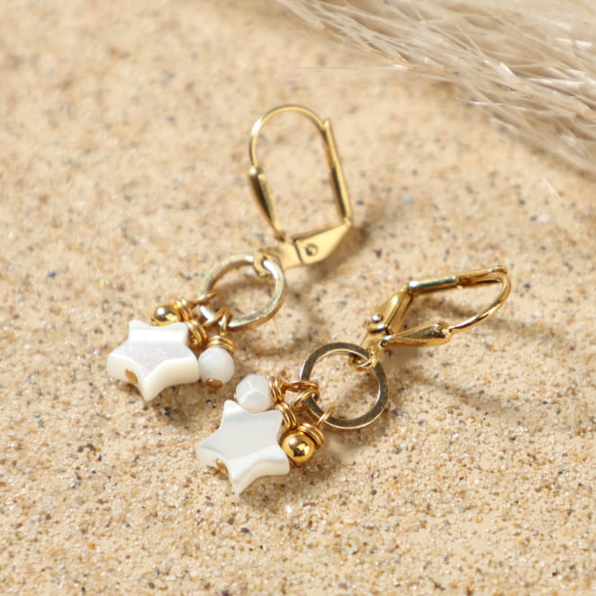 Boucles d'oreilles Vega Retour de Plage en métal doré à l'or fin 24 carats, ornées de pendentifs en forme d'étoile et de perles en nacre blanche, montées sur fines dormeuses dorées – bijou artisanal fabriqué en France