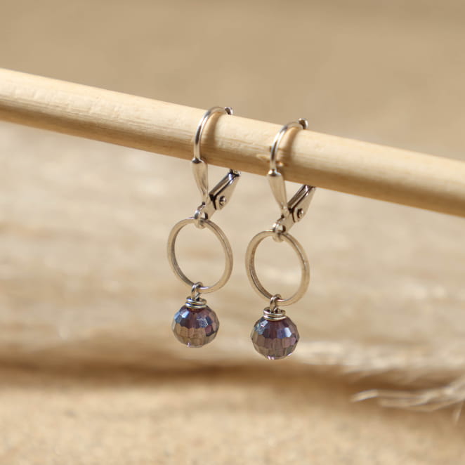 Boucles Victoria argentées et perles violettes, bijou artisanal français raffiné.