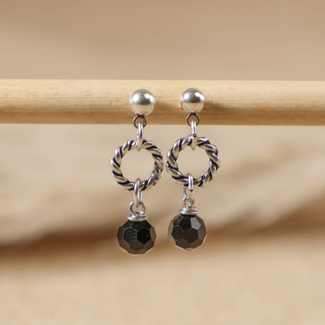Boucles Vœux argentées et perles noires, création française élégante et intemporelle.
