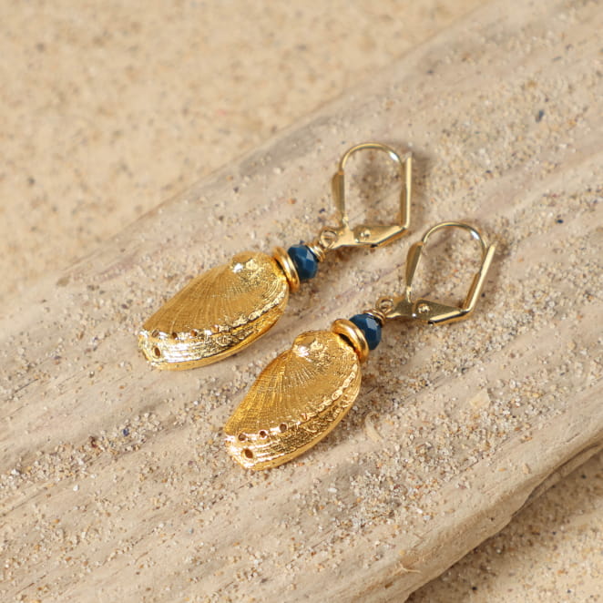 Boucles d’oreilles Waikiki doré avec pampilles bleu pétrole, fabrication artisanale française