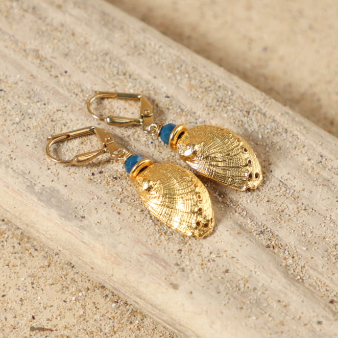Boucles d’oreilles Waikiki doré avec pendentifs bleus et dorés, bijou fait main en France