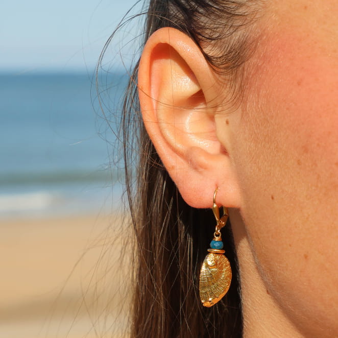 Boucles d'oreilles Waikiki Retour de Plage en métal doré 24 carats, perle en verre bleu pétrole et pendentif coquillage doré – bijou artisanal fabriqué en France