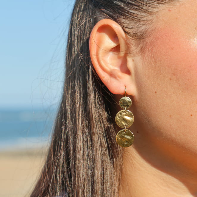 Boucles d'oreilles Witney Retour de Plage en métal doré 24 carats, trois pendentifs ronds de tailles variées suspendus à des dormeuses dorées – bijou artisanal fabriqué en France