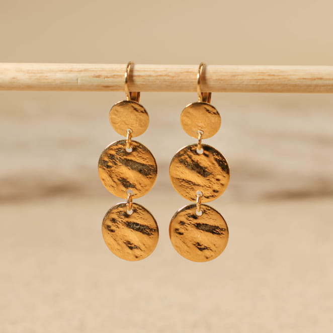 Boucles d'oreilles Witney – bijou en métal doré avec pendentifs ronds de tailles variées, fabrication artisanale française
