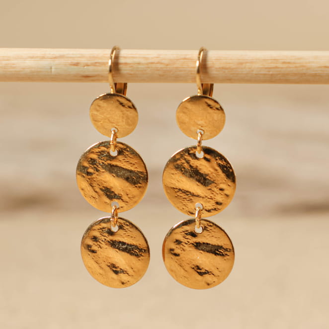 Détail des boucles d'oreilles Witney avec pendentifs ronds dorés de tailles variées – création artisanale française élégante