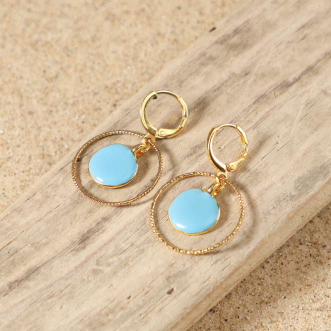 Boucles d'oreilles Zagora Retour de Plage en métal doré à l'or fin 24 carats, avec pendentif rond en émail bleu ciel brillant, montées sur dormeuses dorées – bijou artisanal fabriqué en France