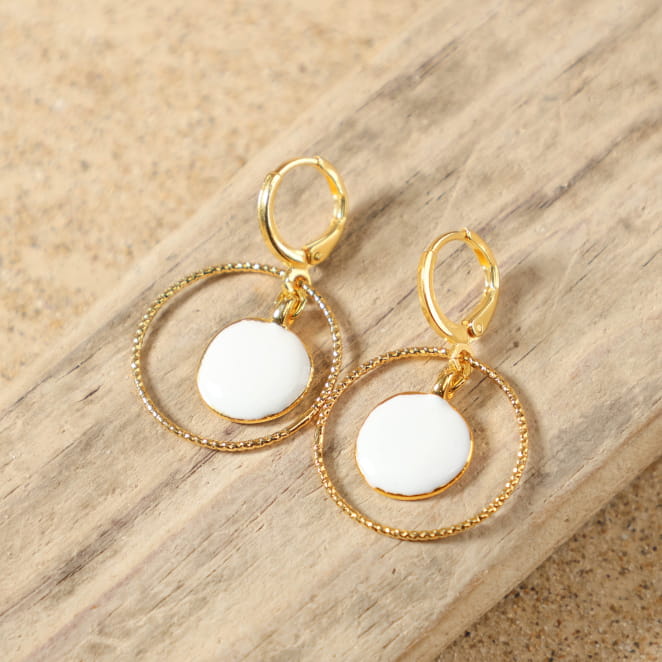Boucles d'oreilles Zagora – bijou en métal doré avec pendentif rond en émail blanc, fabrication artisanale française