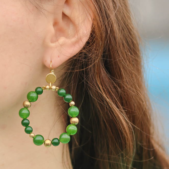 Boucles Zante dorées, teinte verte vibrante, chaleur et élégance solaire