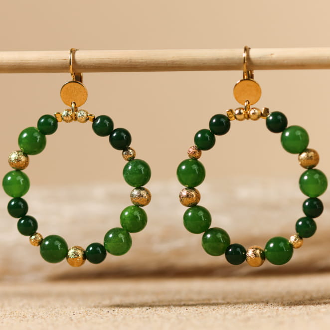 Boucles Zante dorées avec perles vertes – style solaire et naturel fait main