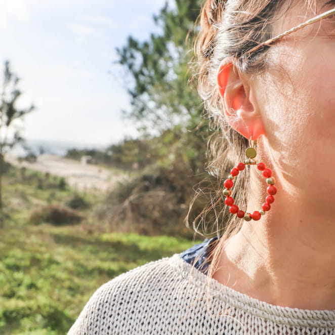 Boucles Zante dorées et rouges, portées en pleine nature – bijou lumineux fait à la main en France