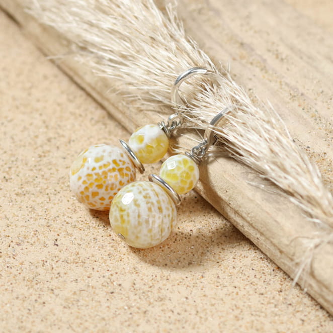 Boucles Zeste en métal argenté et perles jaune citron, lumineuses et espiègles.