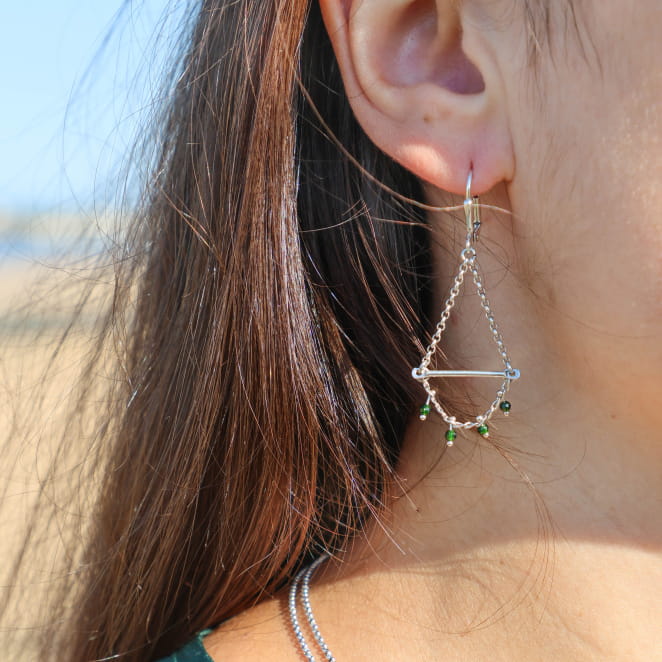 Boucles d'oreilles Mésange Retour de Plage en métal argenté 999, chaînes fines et grelots argentés, perles en verre vert bouteille – bijou artisanal fabriqué en France