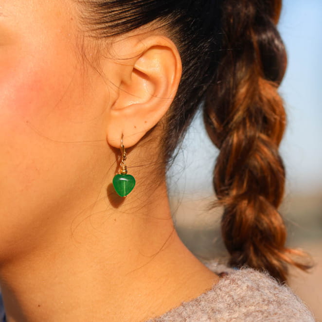 Boucles d’oreilles Dimanche dorées avec perles vert émeraude, création artisanale fraîche