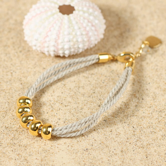 Bracelet Île doré et lin naturel, perles dorées sur cordon clair – bijou bohème made in France