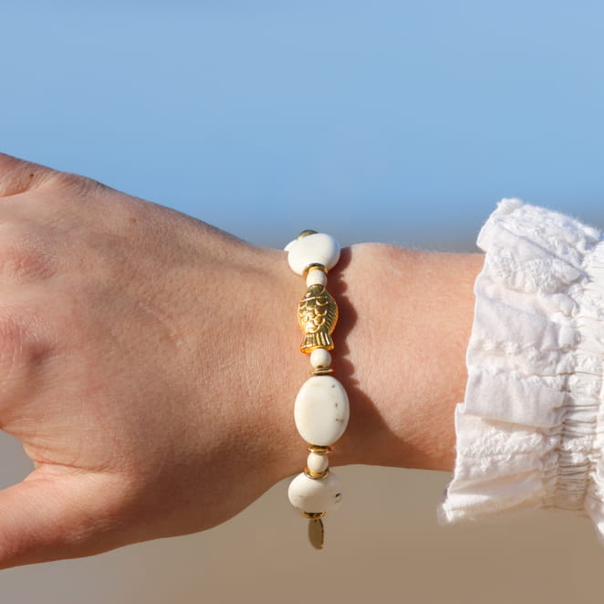 Bracelet Albe doré aux perles blanc cassé, bijou délicat fait main