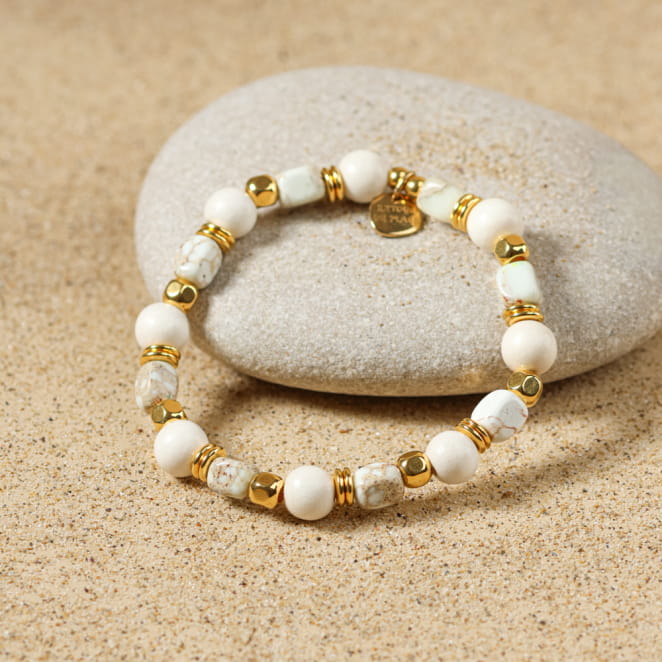 Bracelet raffiné Alpestre doré avec perles blanc cassé, création française.