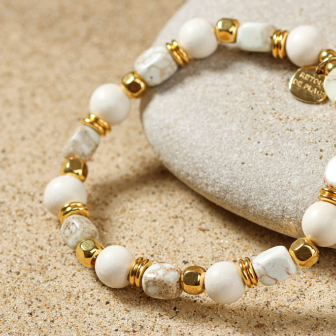 Bijou artisanal Alpestre en métal doré et perles blanc cassé, made in France.