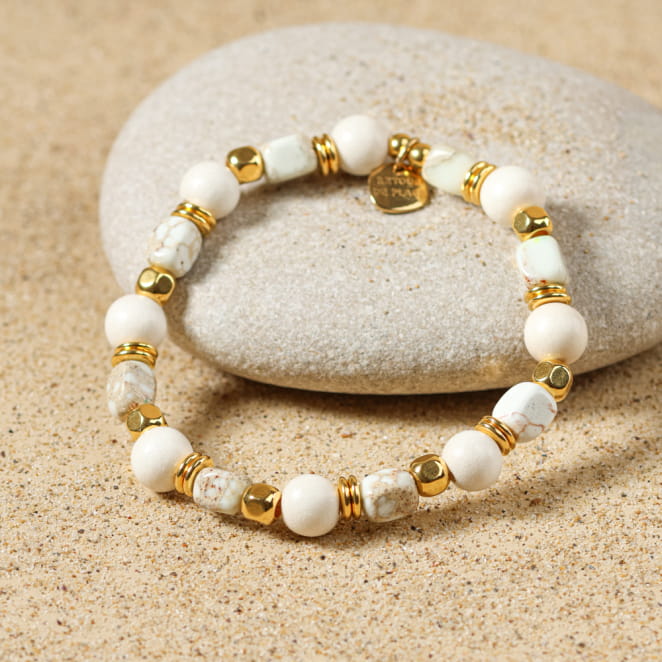 Bracelet Alpestre doré avec perles blanc cassé, fabrication artisanale française.