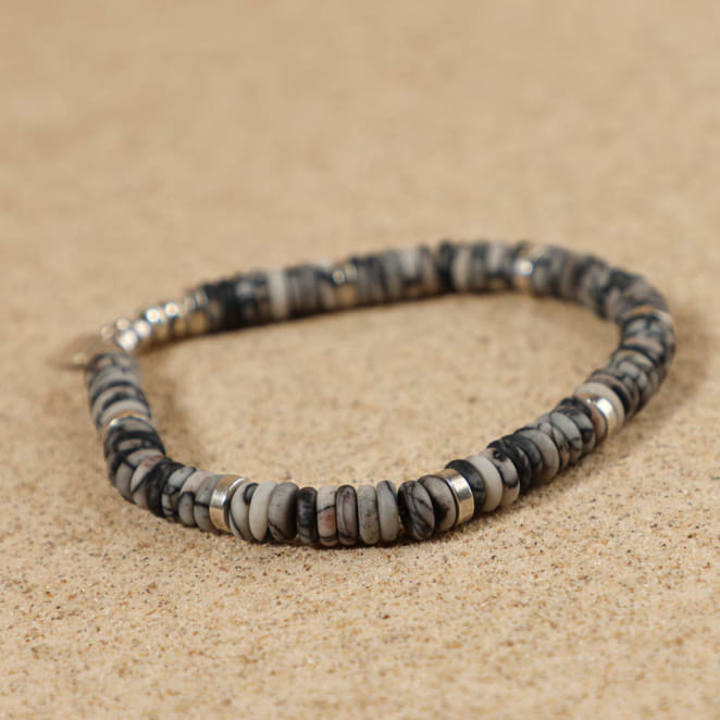 Bracelet masculin avec perles gris foncé et finitions argentées, création artisanale française