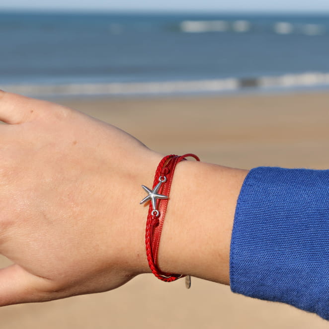 bracelet Asteroïda argenté rouge porté, bijou fabriqué à la main en France