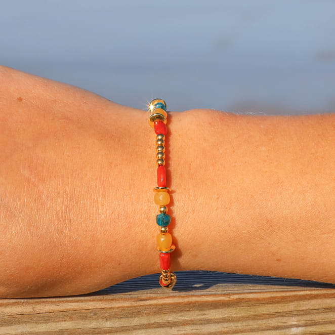 Bracelet Bologne en métal doré avec perles multicolores, bijou artisanal français.