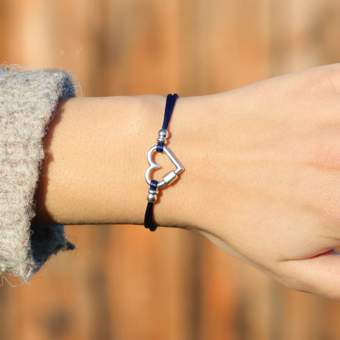Zoom sur le bracelet Caline bleu et argent, confectionné en France avec soin