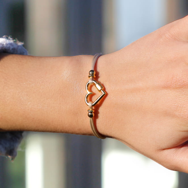 Bracelet Caline doré-beige porté, confection artisanale française