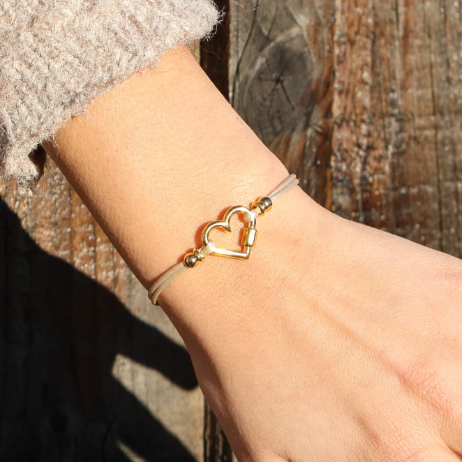 Bracelet beige et doré au poignet, bijou fait main Origine France Garantie