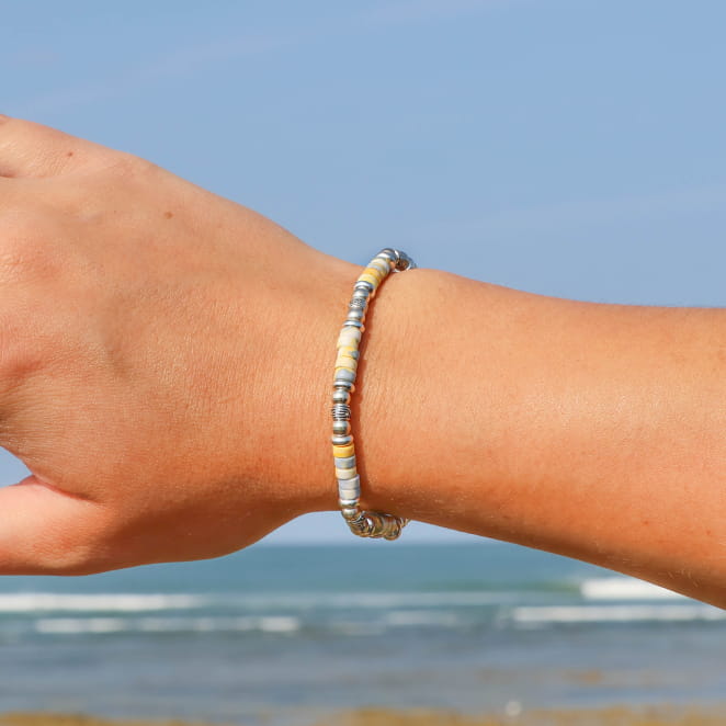 Bracelet Carolina en métal plaqué argent et perles jaunes multicolores, fabrication artisanale française.