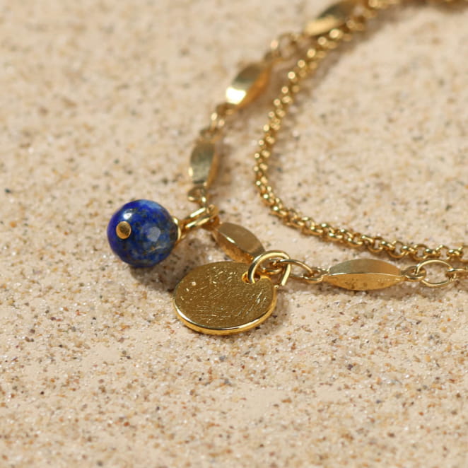 Gros plan du bracelet Casta, mariage entre éclat argenté et profondeur du bleu.