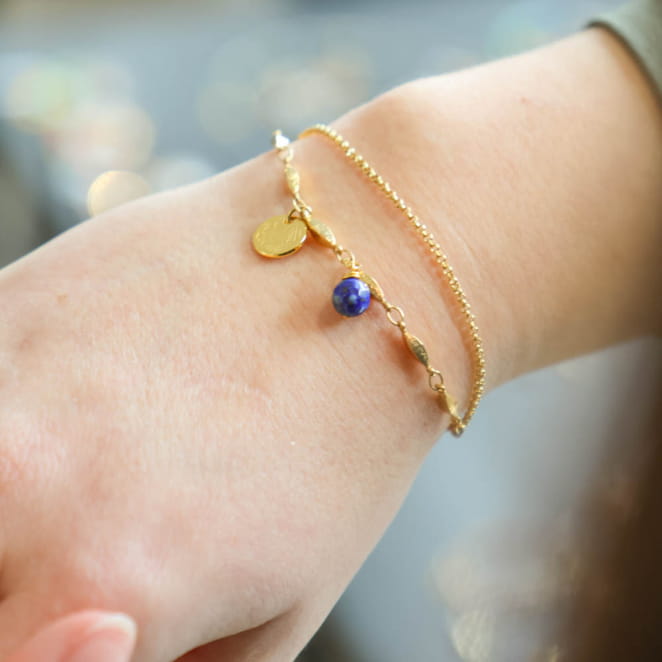 Bracelet Casta en métal argenté et perles bleu profond, monté à la main.