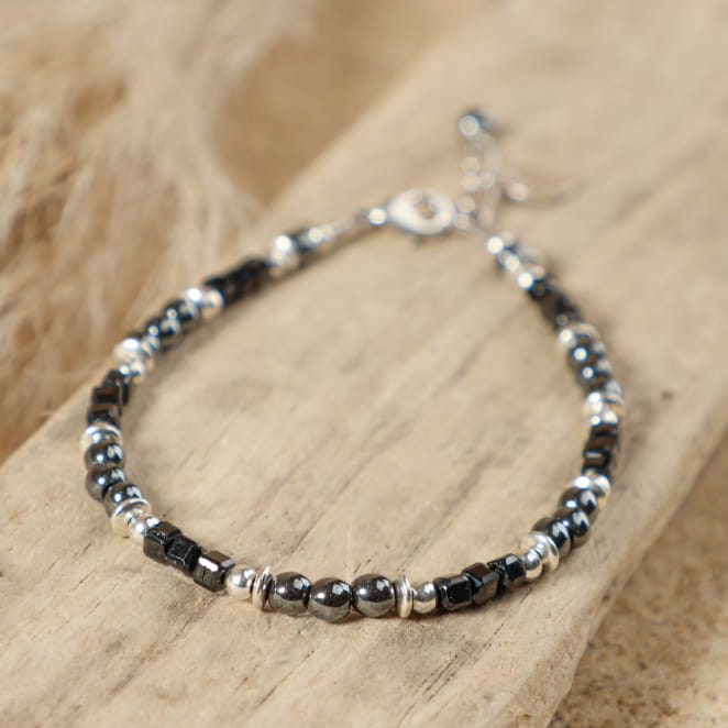 Détail du bracelet Cité avec perles d’hématite noires, perles de pierre noire et perles en métal argenté – création artisanale française élégante