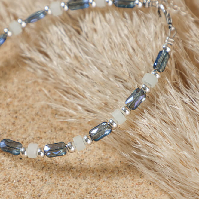 Bracelet multicolore aux reflets bleus et argentés, création artisanale française