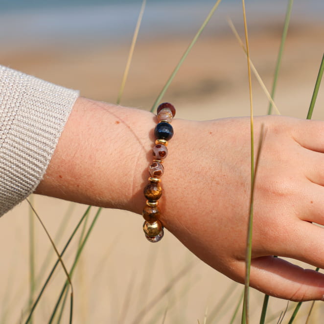 Bracelet Comores en métal doré avec perles marron et multicolores, fabrication artisanale française.