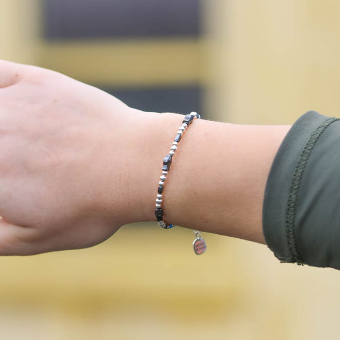 Bracelet Corydoras argenté, perles gris anthracite, style graphique et fin