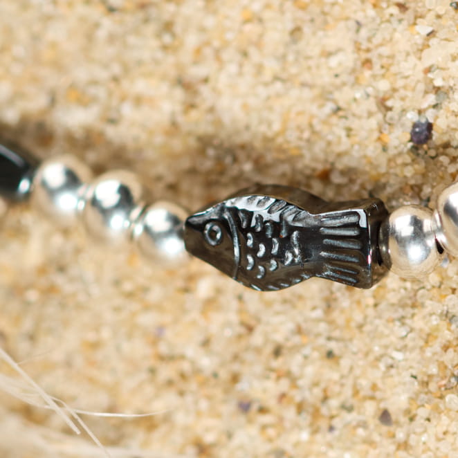 Bijou Corydoras argenté, perles sombres et brillantes, inspiration minérale