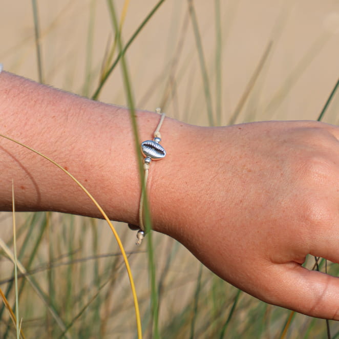 Bracelet Coton en métal plaqué argent et cordon beige, fabrication artisanale française.