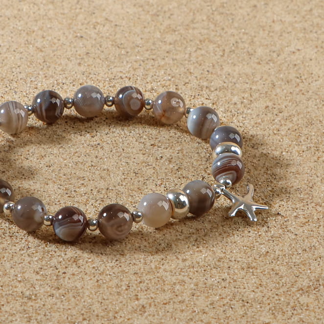 Bijou porte-clés Mario argenté et perle marron, création française au ton chaleureux