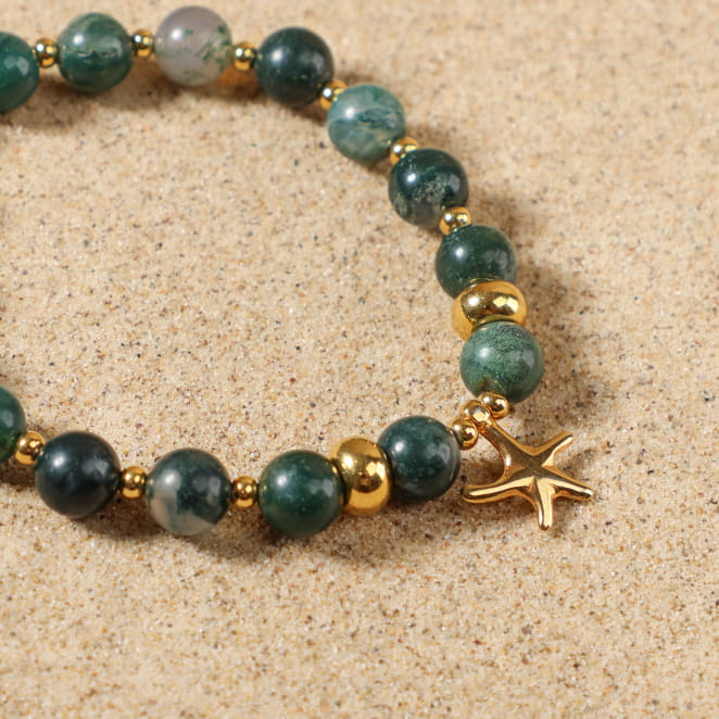 Bijou Culcita doré à l’or fin et perles vertes, bijou artisanal français inspiré de la nature